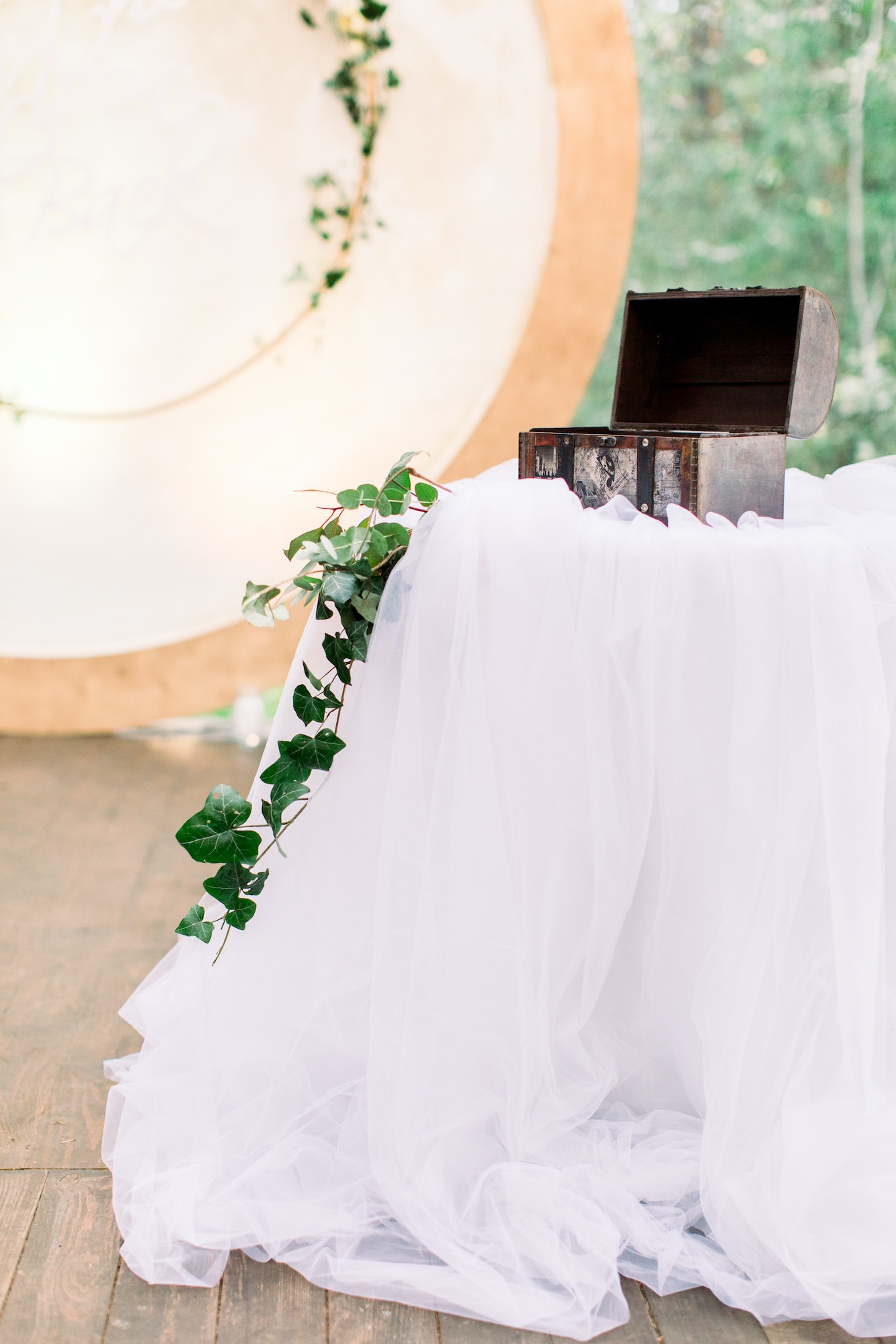 Round flower arch. Circle wedding ceremony arch. Trend